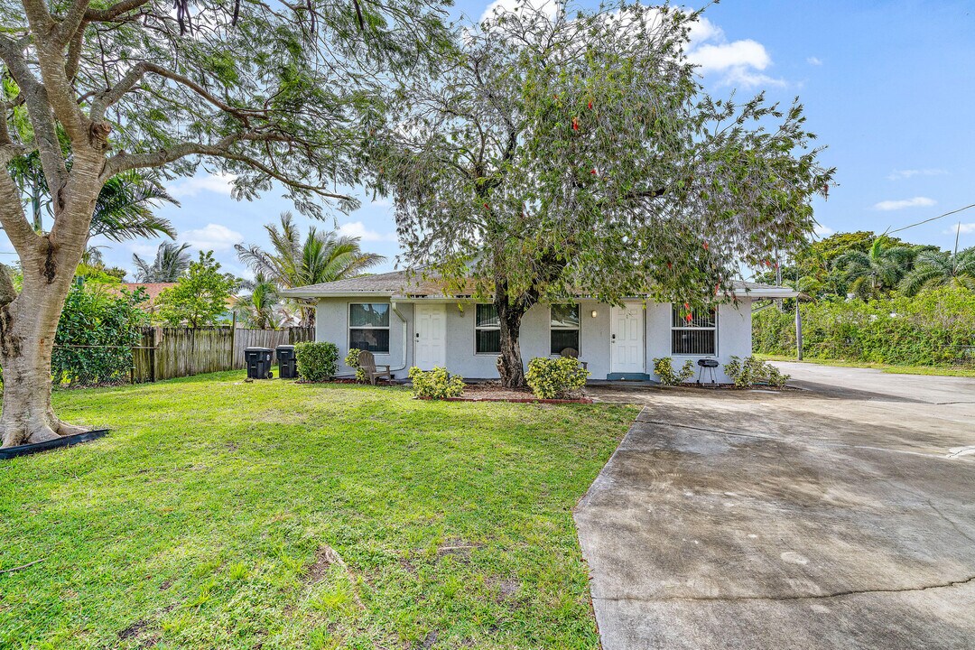 4431 Melvin Rd in Lake Worth Beach, FL - Building Photo