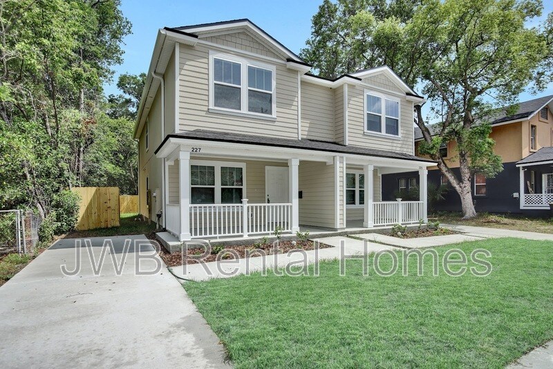 227 E 17th St in Jacksonville, FL - Foto de edificio