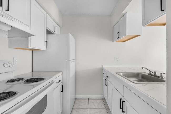 The Lakeside at 2315 in Ft. Myers, FL - Building Photo - Building Photo