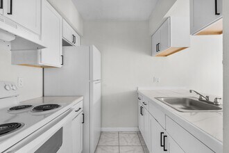 The Lakeside at 2315 in Ft. Myers, FL - Building Photo - Building Photo