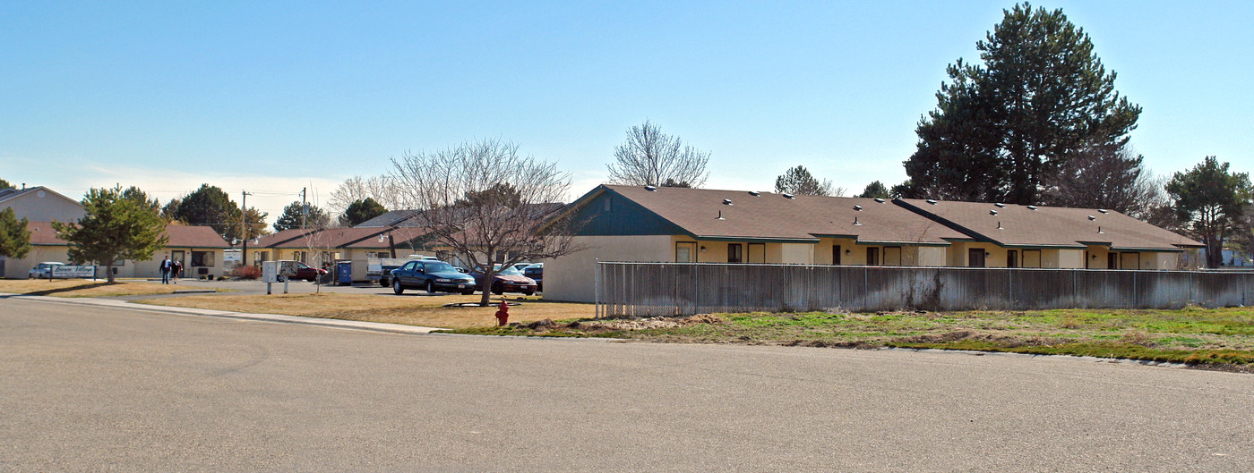 2300 E Locust St in Caldwell, ID - Foto de edificio