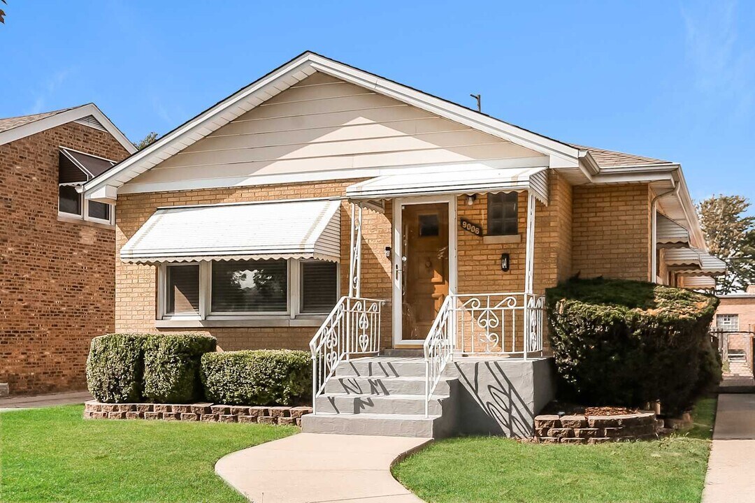 9006 W 22nd Pl in North Riverside, IL - Building Photo