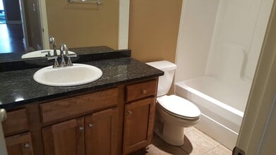 1245 Nutwood St in Bowling Green, KY - Foto de edificio - Building Photo