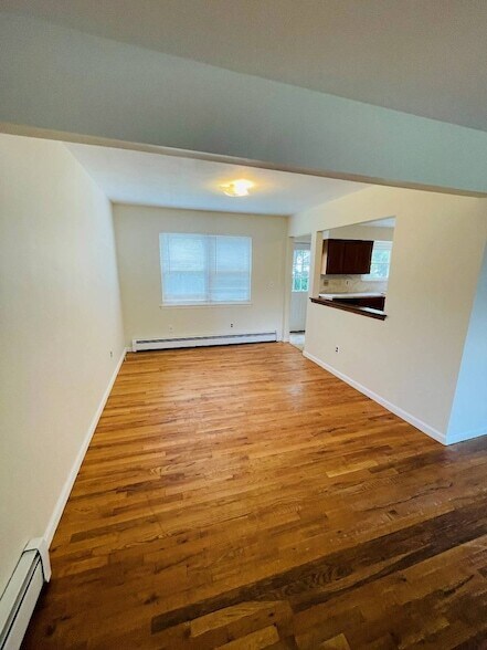 9 Conway Ct in Glen Cove, NY - Building Photo - Building Photo