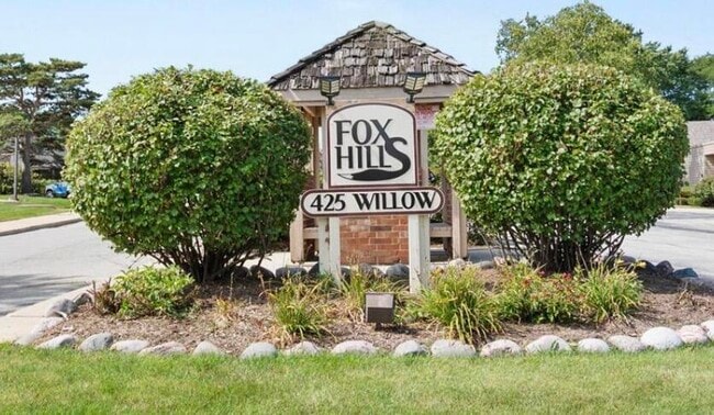 425 W Willow Ct in Fox Point, WI - Building Photo - Building Photo