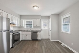 1802 SW Sunset St in Blue Springs, MO - Building Photo - Building Photo