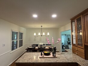 702 Newport Cir in Cary, NC - Foto de edificio - Building Photo