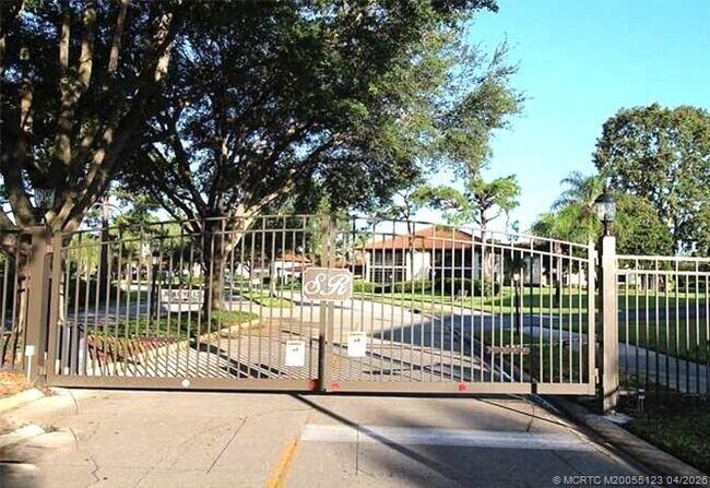 300 SW South River Dr in Stuart, FL - Building Photo - Building Photo