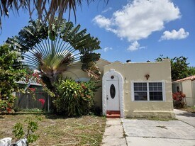 611 El Prado in West Palm Beach, FL - Building Photo