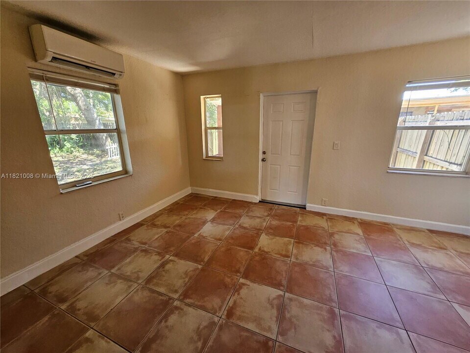 118 NW 8th Ave in Dania Beach, FL - Building Photo