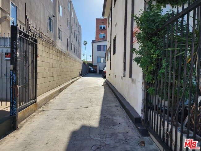 515 S Manhattan Pl in Los Angeles, CA - Building Photo - Building Photo