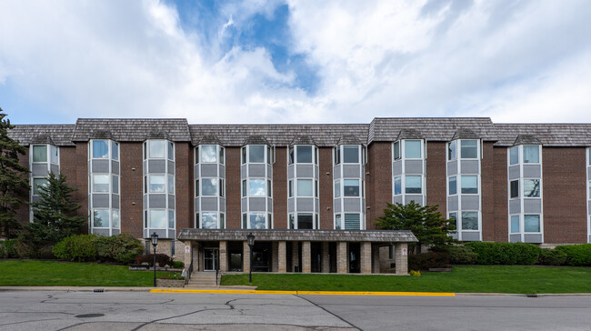 2400 Archbury Ln in Park Ridge, IL - Building Photo - Building Photo