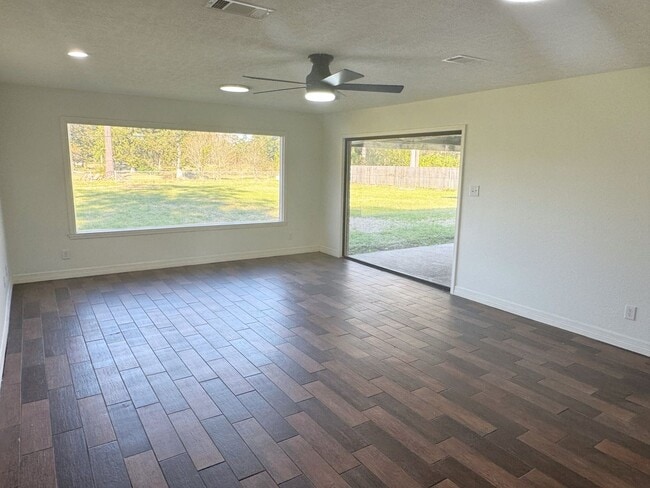 310 W Pineshadows Dr in Sour Lake, TX - Building Photo - Building Photo