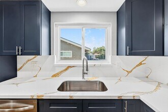 445 E Hoover Ave in Orange, CA - Foto de edificio - Building Photo