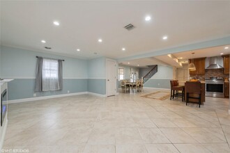 96 Kingfisher Rd in Levittown, NY - Foto de edificio - Building Photo