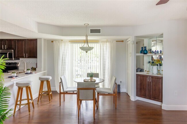 17200 NW 64th Ave in Hialeah, FL - Foto de edificio - Building Photo