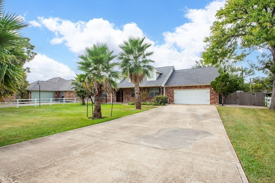 3406 Maryland St in Fresno, TX - Building Photo