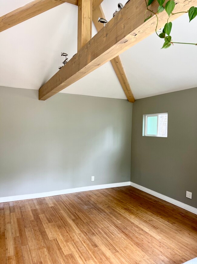 10748 Charnock Rd in Los Angeles, CA - Foto de edificio - Building Photo