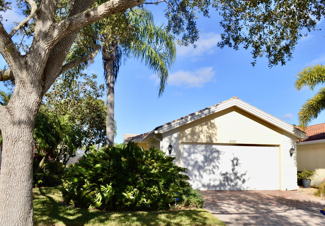 3727 SE Big Bend Terrace in Hobe Sound, FL - Building Photo