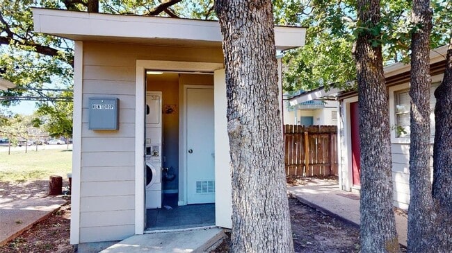 500 Foch St, Unit 4 in Bryan, TX - Foto de edificio - Building Photo