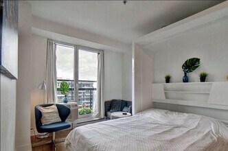 235 Rue Peel in Montréal, QC - Building Photo - Building Photo