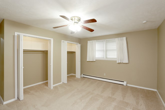 Broadmoor Park in Bloomington, IL - Building Photo - Interior Photo