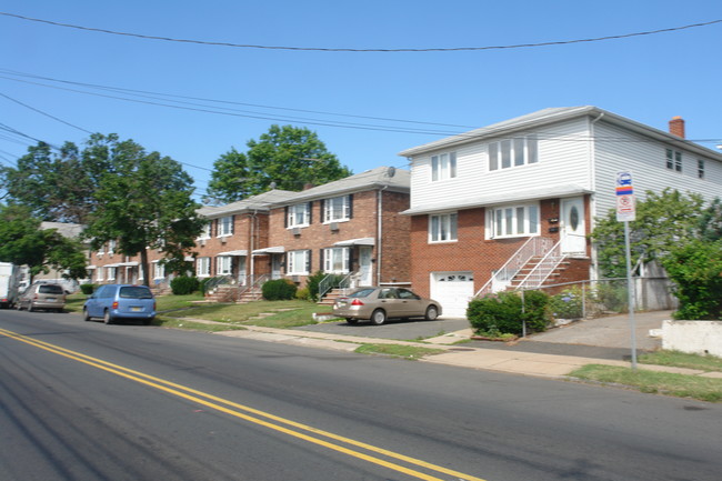 813-827 E Elizabeth Ave in Linden, NJ - Building Photo - Building Photo