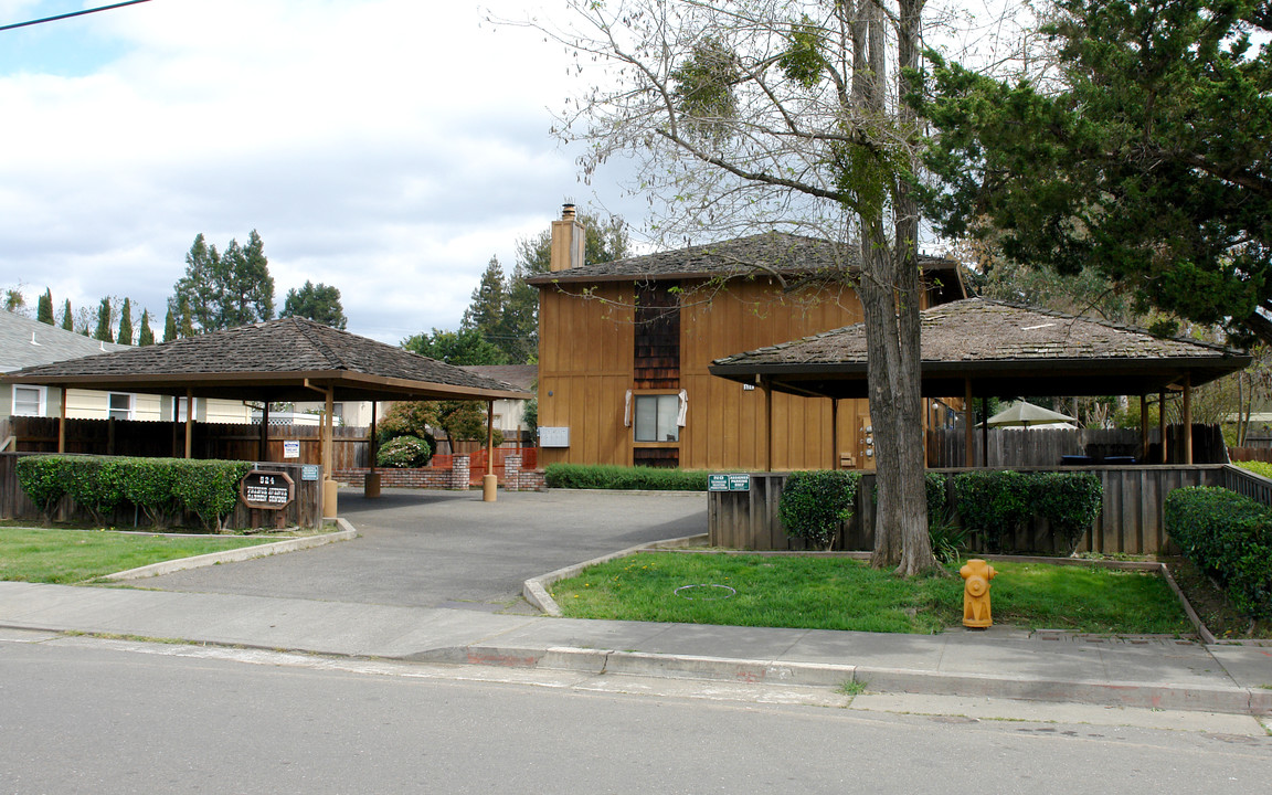 524 Prince Ave in Healdsburg, CA - Building Photo