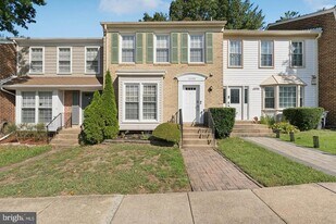 12098 Winona Dr in Lake Ridge, VA - Building Photo