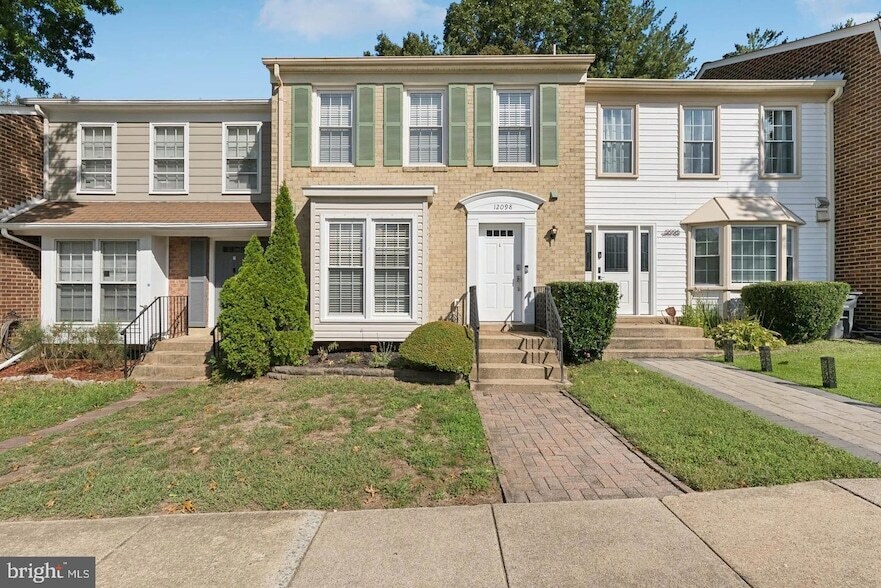 12098 Winona Dr in Lake Ridge, VA - Building Photo