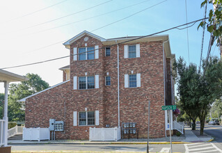 132-134 Main St in Sayreville, NJ - Foto de edificio - Building Photo