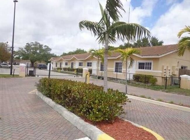 3868 SW 48th Ave in Pembroke Park, FL - Building Photo - Building Photo