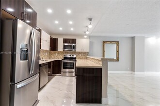 19380 Collins Ave in Sunny Isles Beach, FL - Building Photo - Building Photo
