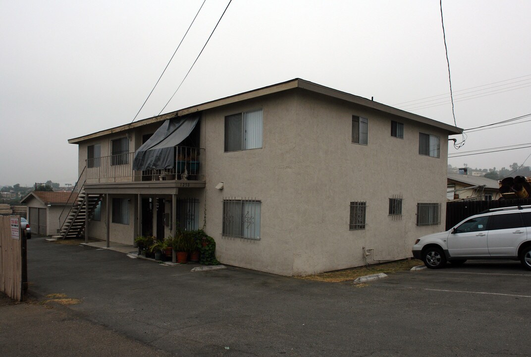 1250 Presioca St in Spring Valley, CA - Foto de edificio