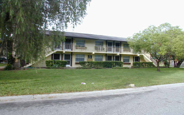 108 SW Lincoln Cor N in St. Petersburg, FL - Building Photo