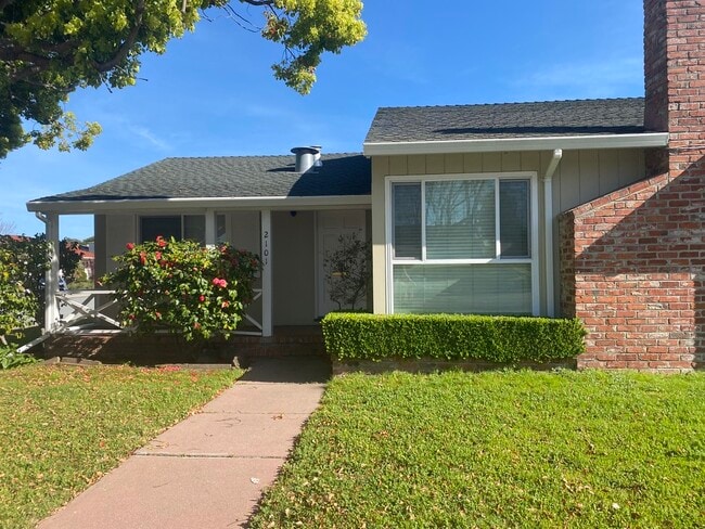 2101 Trousdale Dr in Burlingame, CA - Building Photo - Building Photo