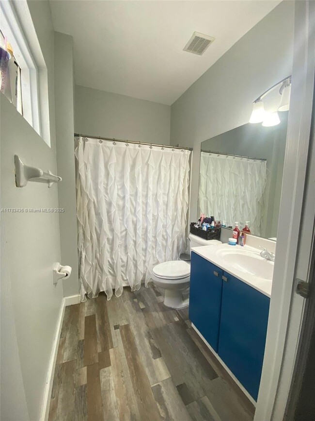 6922 NW 179th St in Hialeah, FL - Building Photo - Building Photo