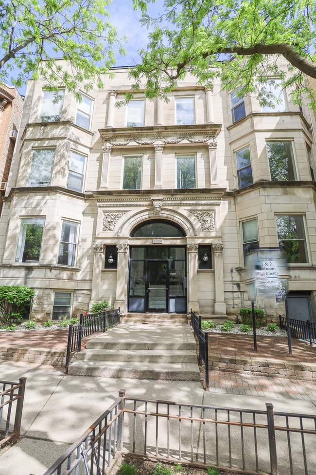 property at 654 W Roscoe St
