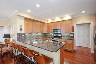 1056 W Lawrence Ave in Chicago, IL - Building Photo - Building Photo