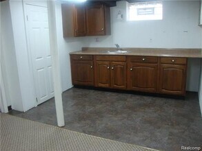 7535 Republic Ave in Warren, MI - Building Photo - Building Photo