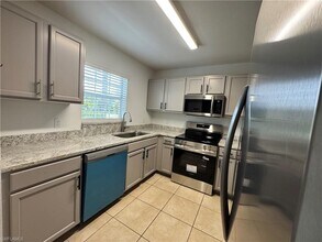 9093 Gervais Cir, Unit 1905 in Naples, FL - Foto de edificio - Building Photo