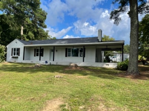 423 W Main St in Spring Hope, NC - Foto de edificio - Building Photo