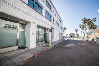 8 Brooks Ave in Venice, CA - Foto de edificio - Building Photo