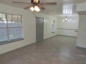 408 E Coombs St in Alvin, TX - Building Photo - Building Photo