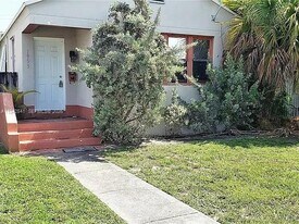 1955 Taylor St in Hollywood, FL - Building Photo