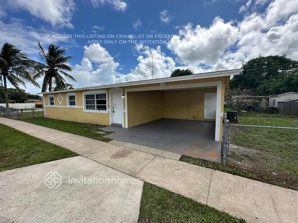 265 Jackson Ave in Greenacres, FL - Foto de edificio