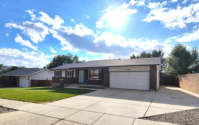 12146 Pineridge Rd in Sandy, UT - Building Photo - Building Photo