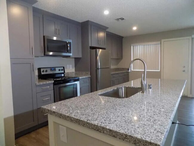 The Palms in Sacramento, CA - Building Photo - Building Photo