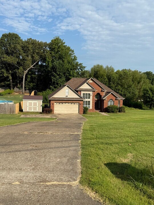 220 Ridgeway Ln in Millington, TN - Foto de edificio