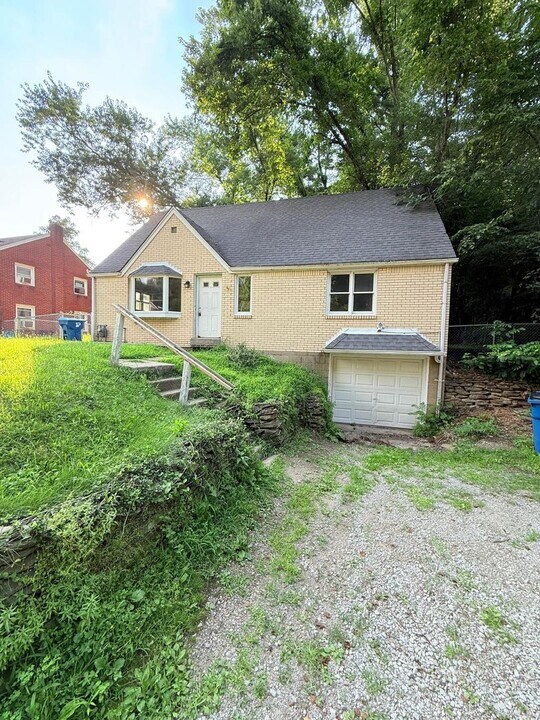 6029 Poketa Rd in Verona, PA - Building Photo